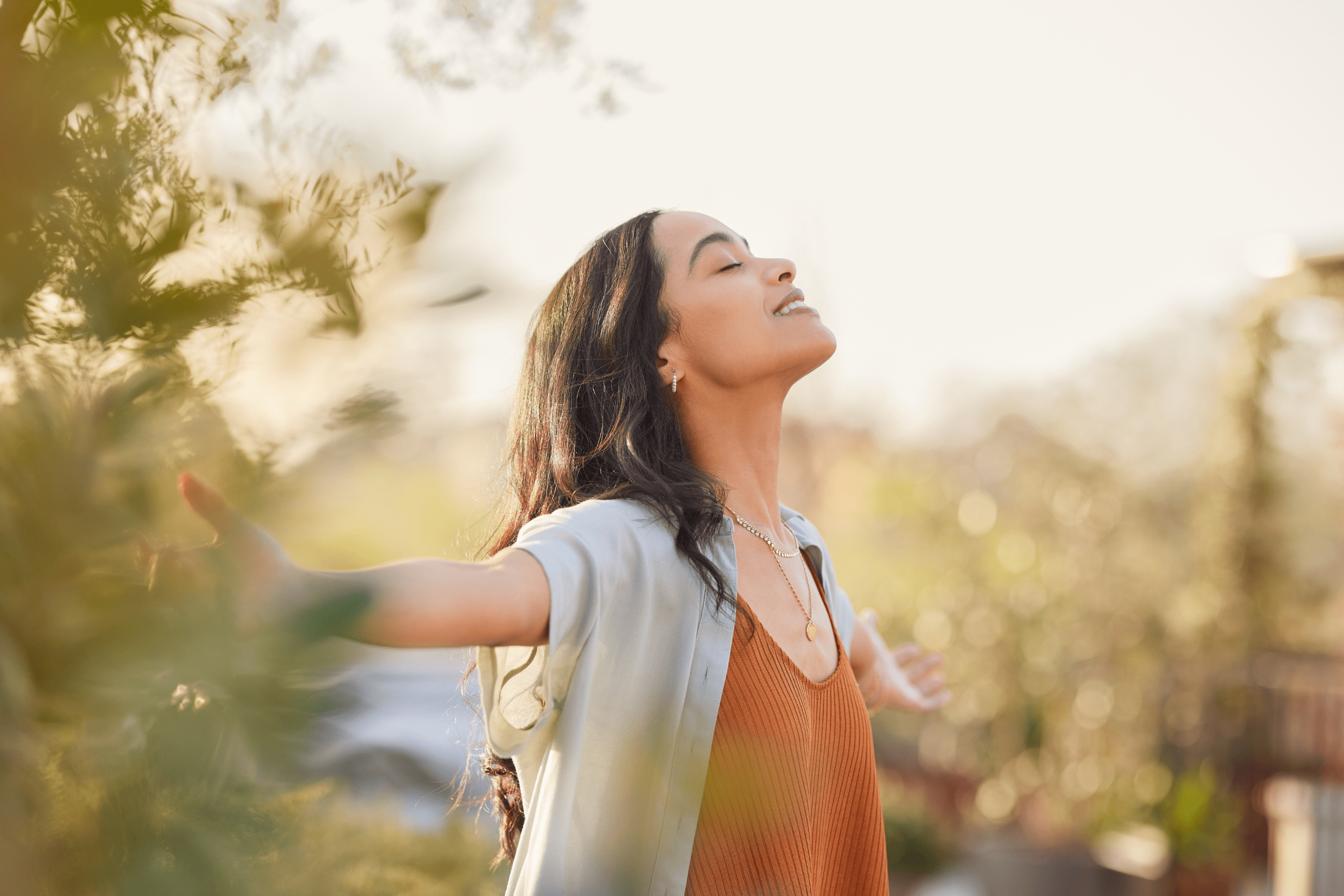 Une femme sereine avec le cbd bio